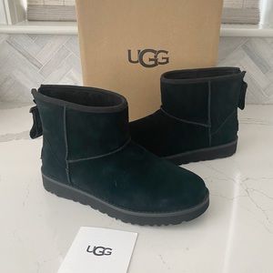 UGG Women's Classic Mini Logo Zip Boot
